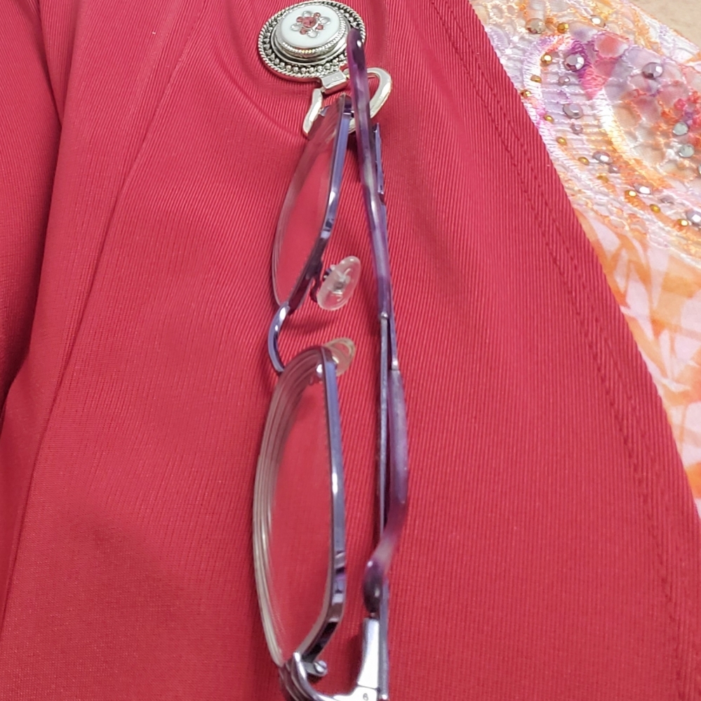 NWOT Magnetic glasses holder